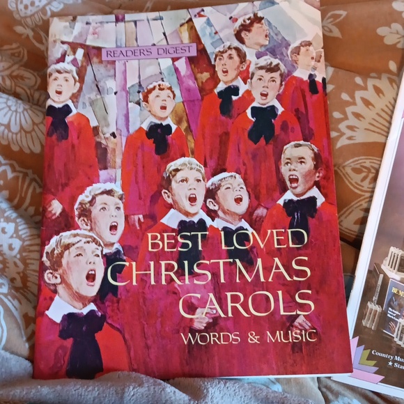 AN OLD FASHIONED CHRISTMAS RECORD BOX SET - Picture 2 of 5